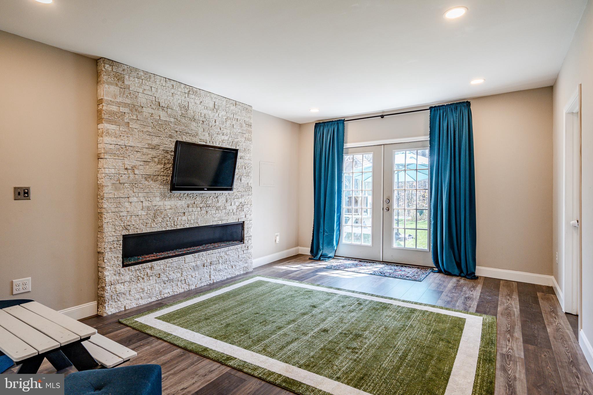 WOODS EDGE - Residential