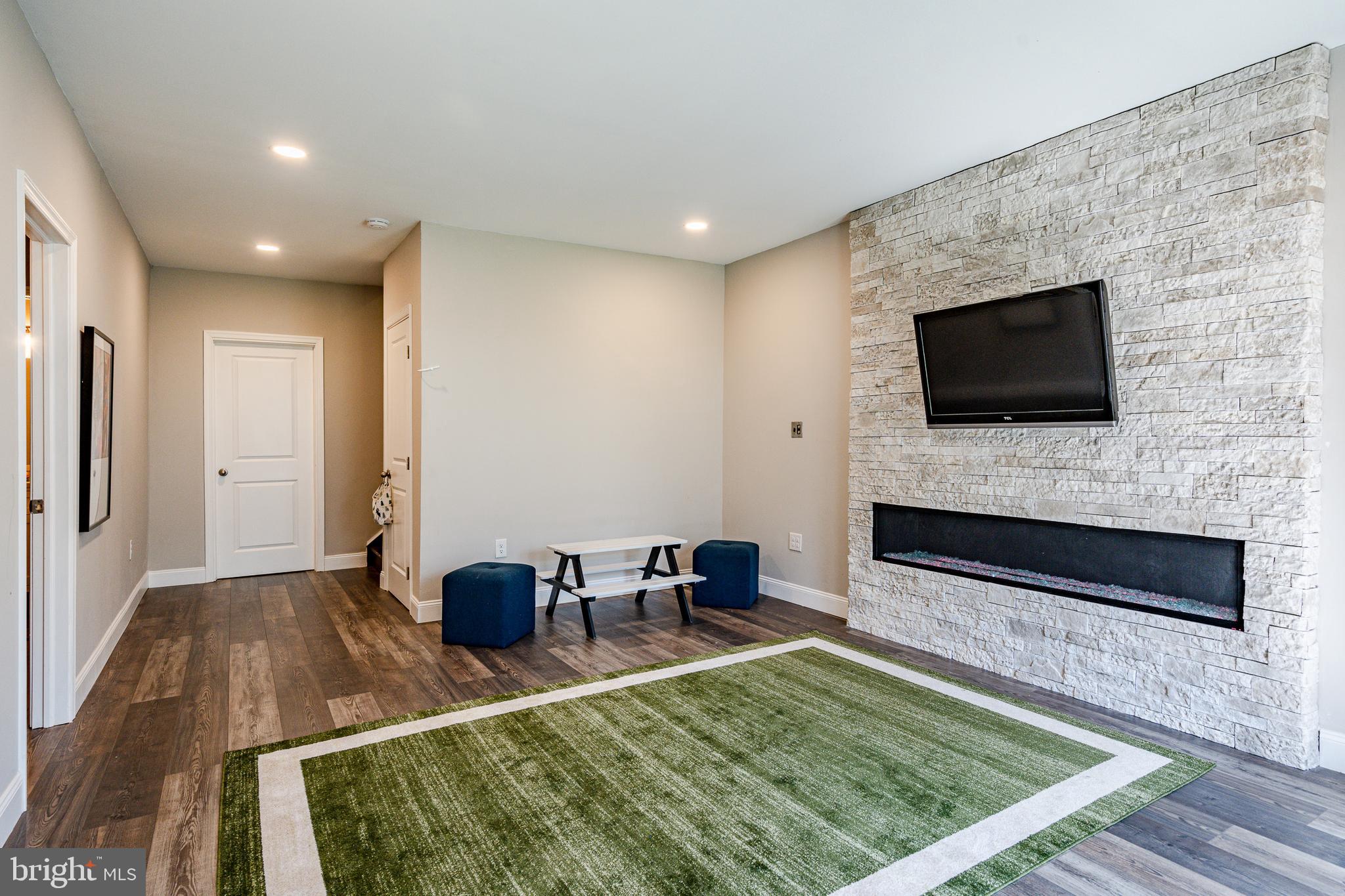 WOODS EDGE - Residential