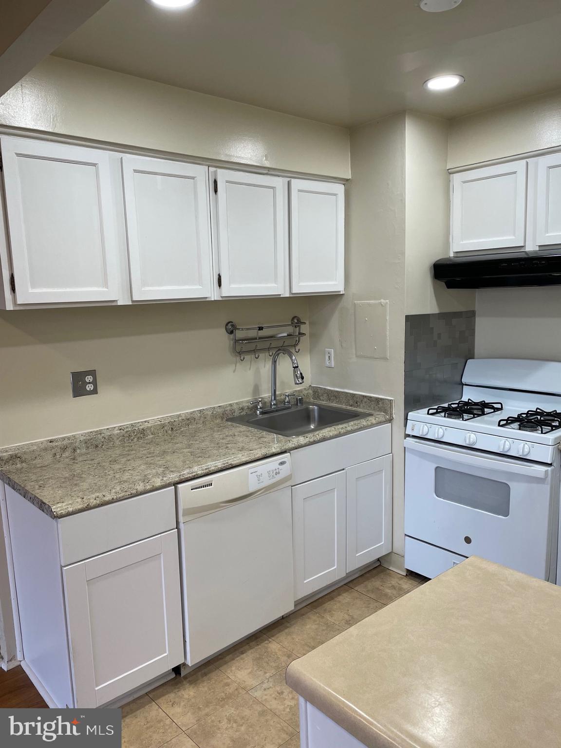 IVYMOUNT COURT - Residential Lease