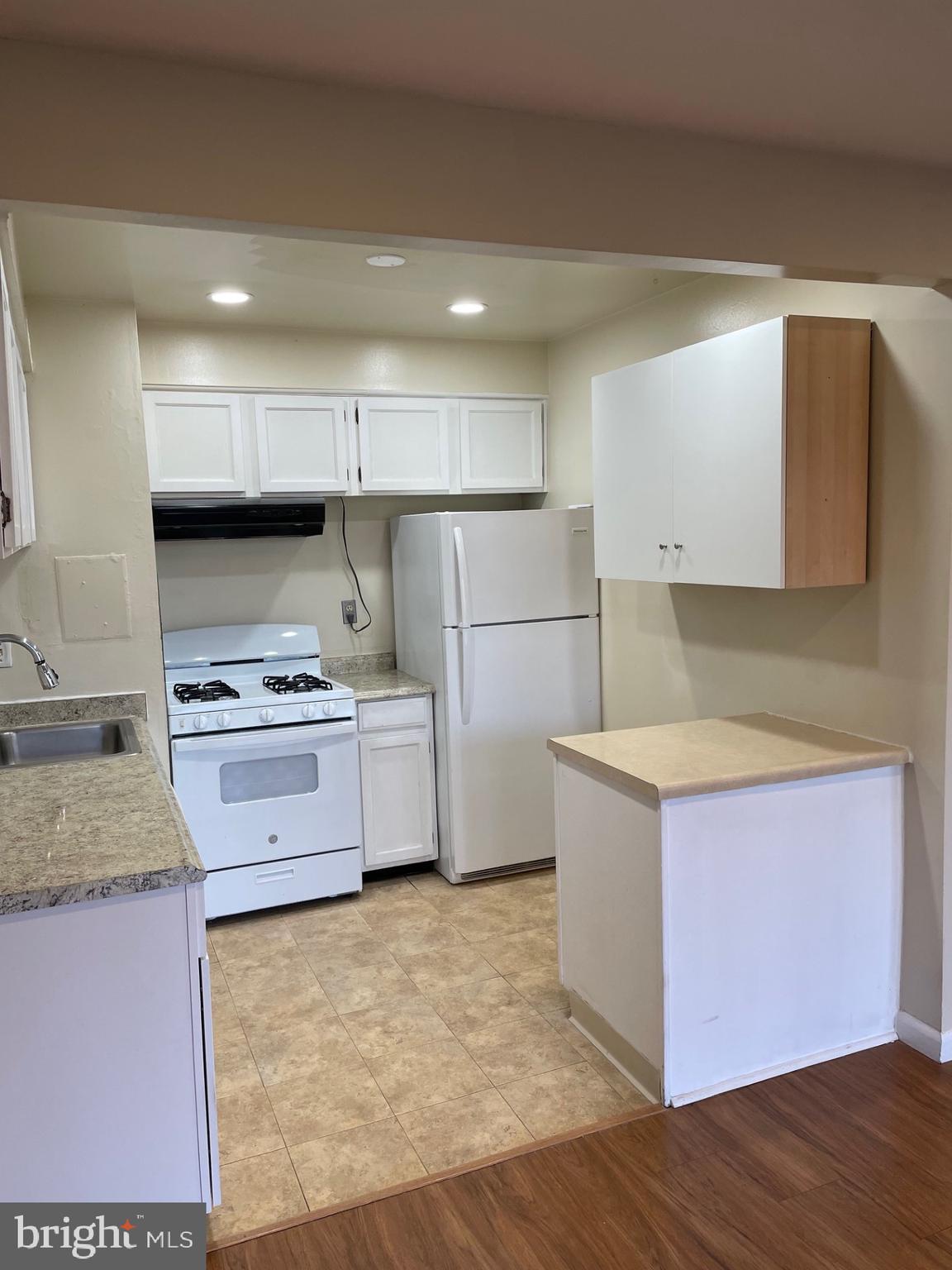 IVYMOUNT COURT - Residential Lease