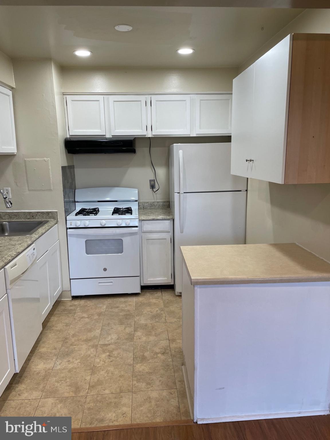 IVYMOUNT COURT - Residential Lease