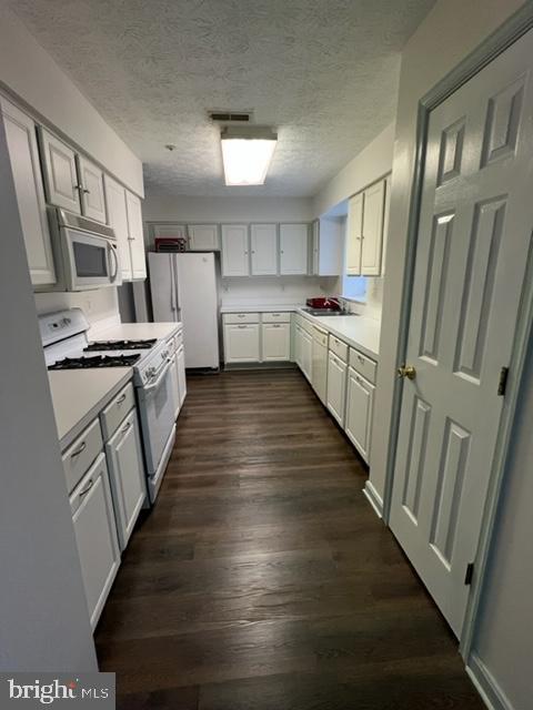 This beautiful townhouse is fully renewed . A sparkle kitchen and glimming floors. New Air conditioning unit, upgrated bathrooms, Kitchen full renewed Walking distance to the new Purple line metro. Close to shopping center.