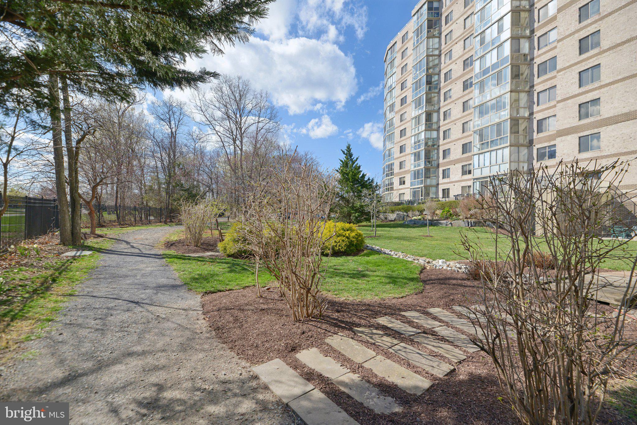 LANSDOWNE WOODS - Residential