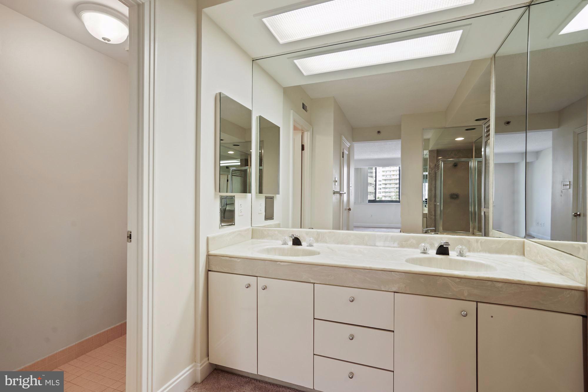 THE CARLETON OF CHEVY CHASE - Residential