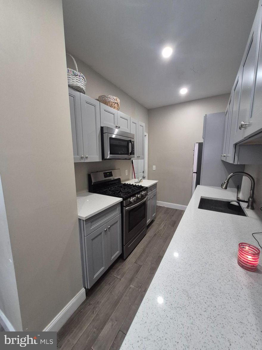 Fully Renovated 2BR/1BA – Cozy Street, Prime Location!
Freshly updated with stainless steel appliances and modern finishes. Enjoy a private balcony off the bedroom, a spacious backyard, and quick access to I-95 for an easy commute to the city. Tucked away on a quiet, charming street—style, comfort, and convenience all in one!