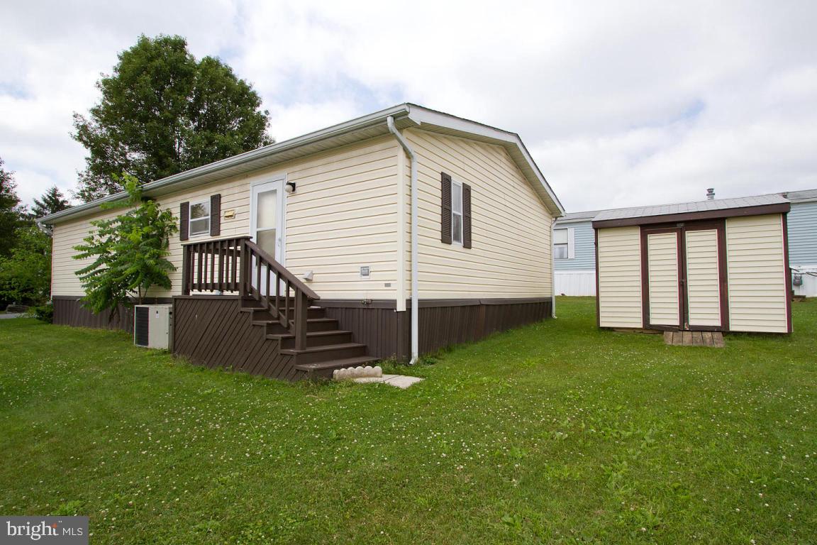 Highly sought after Pheasant Ridge neighborhood.Great location convenient to many amenities. Open floor plan,spacious rooms,a screened porch at a great price!