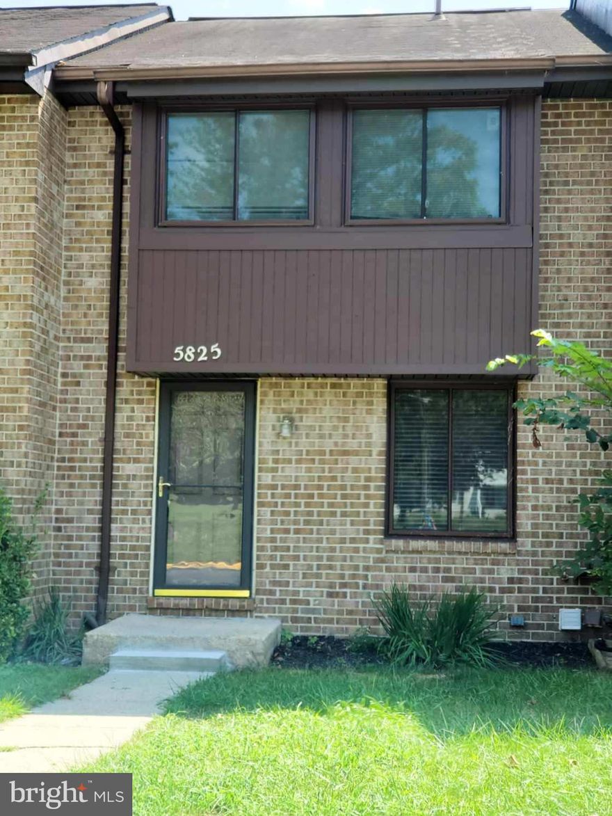 wonderful townhouse in elkridge with plenty of parking.  fenced yard. Walkout level basement. 3 bedrooms 1 full bathroom on the upper level.  Additional full bath on lower level.  min requirement 650 credit score and good rental reference.