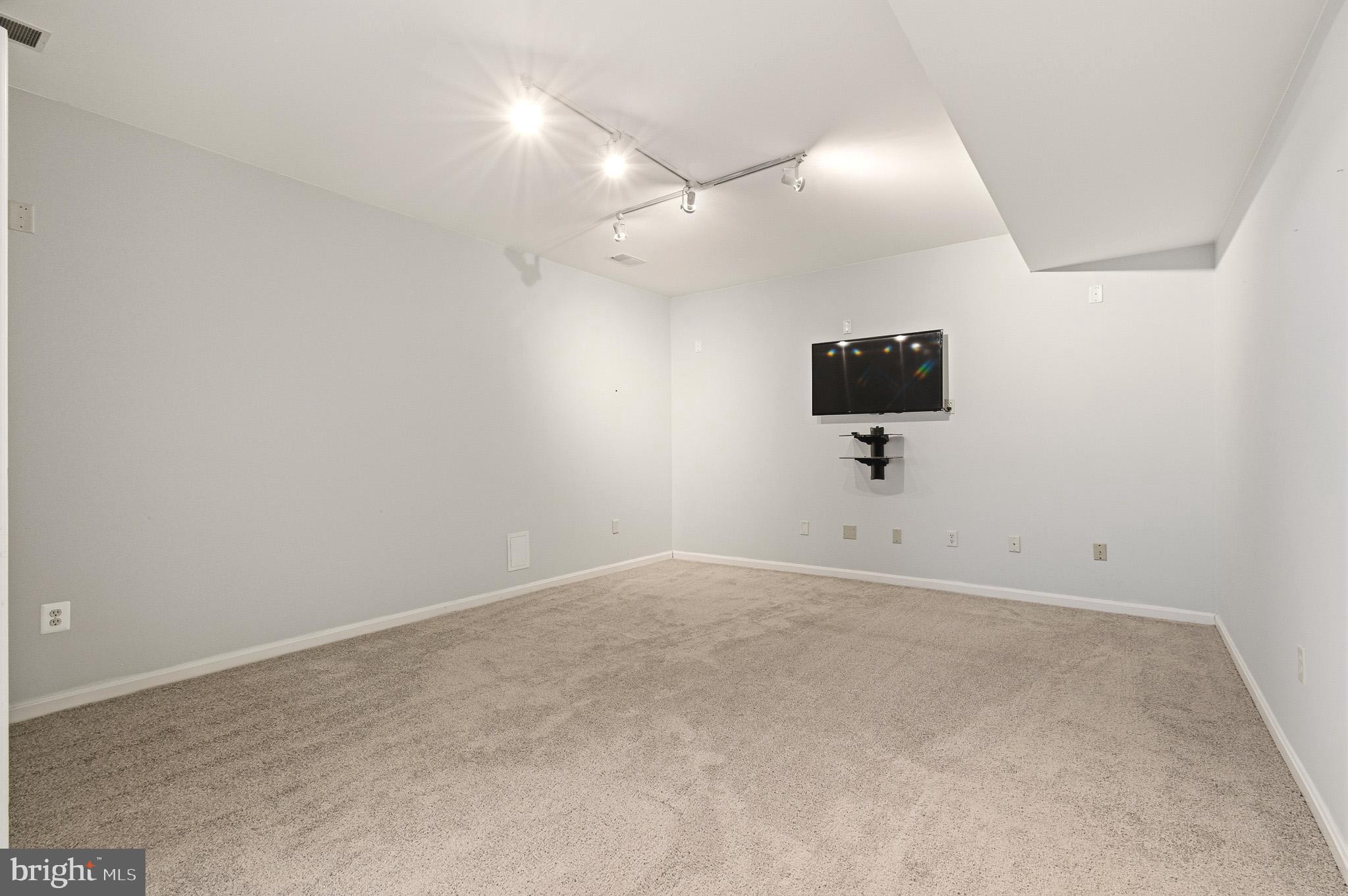 HOLLIFIELD ESTATES - Residential