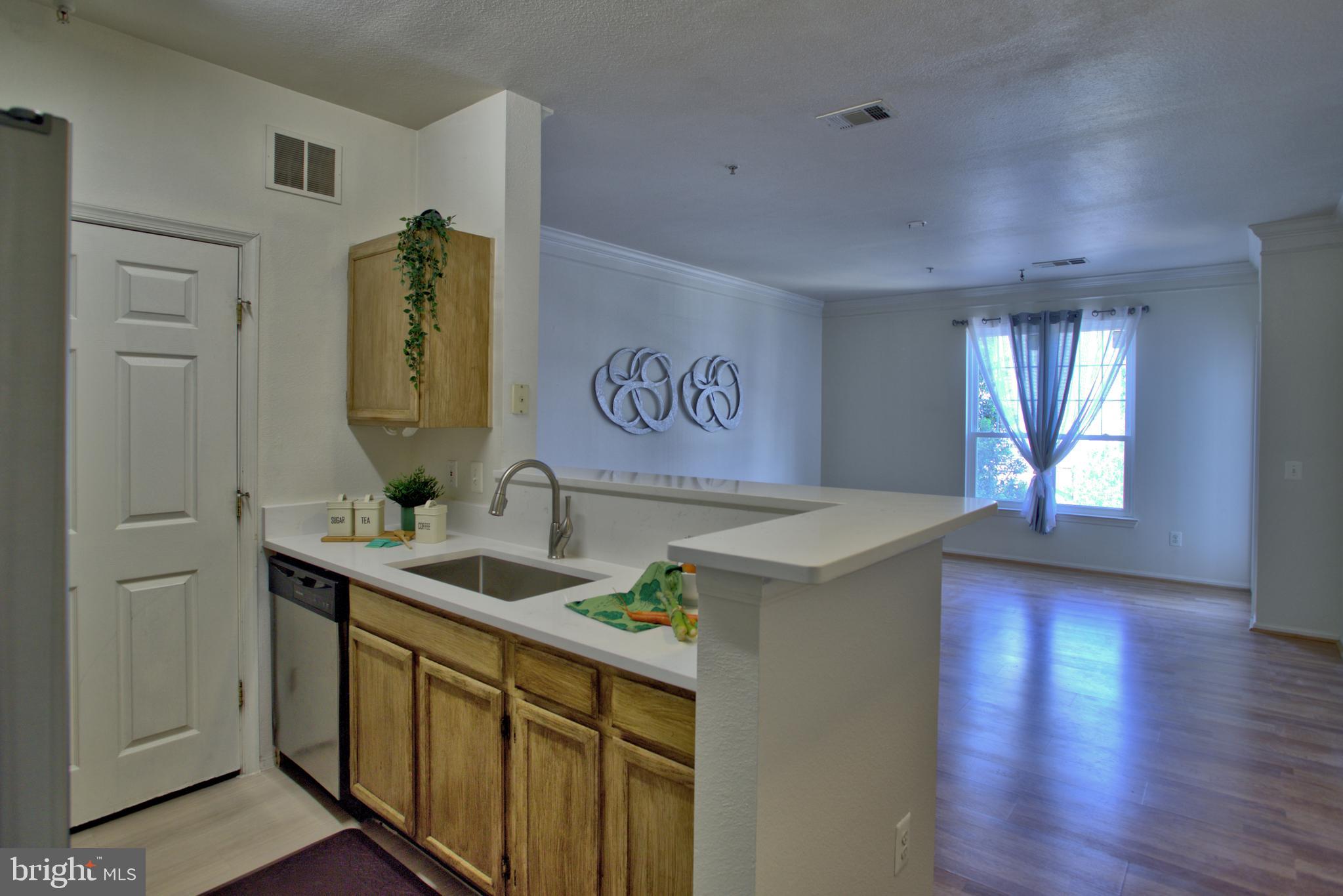 1570 SPRING GATE DRIVE 7215