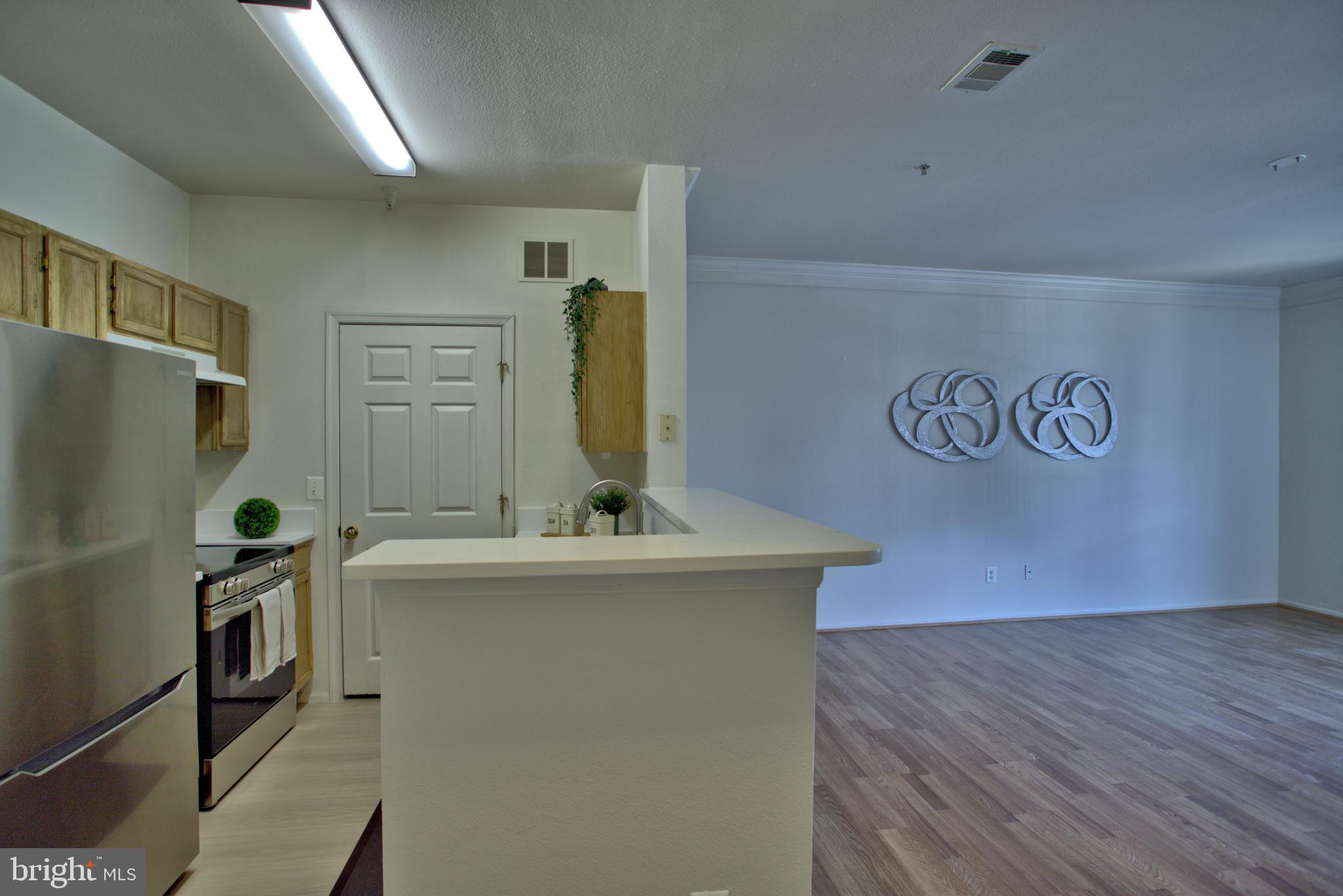 1570 SPRING GATE DRIVE 7215