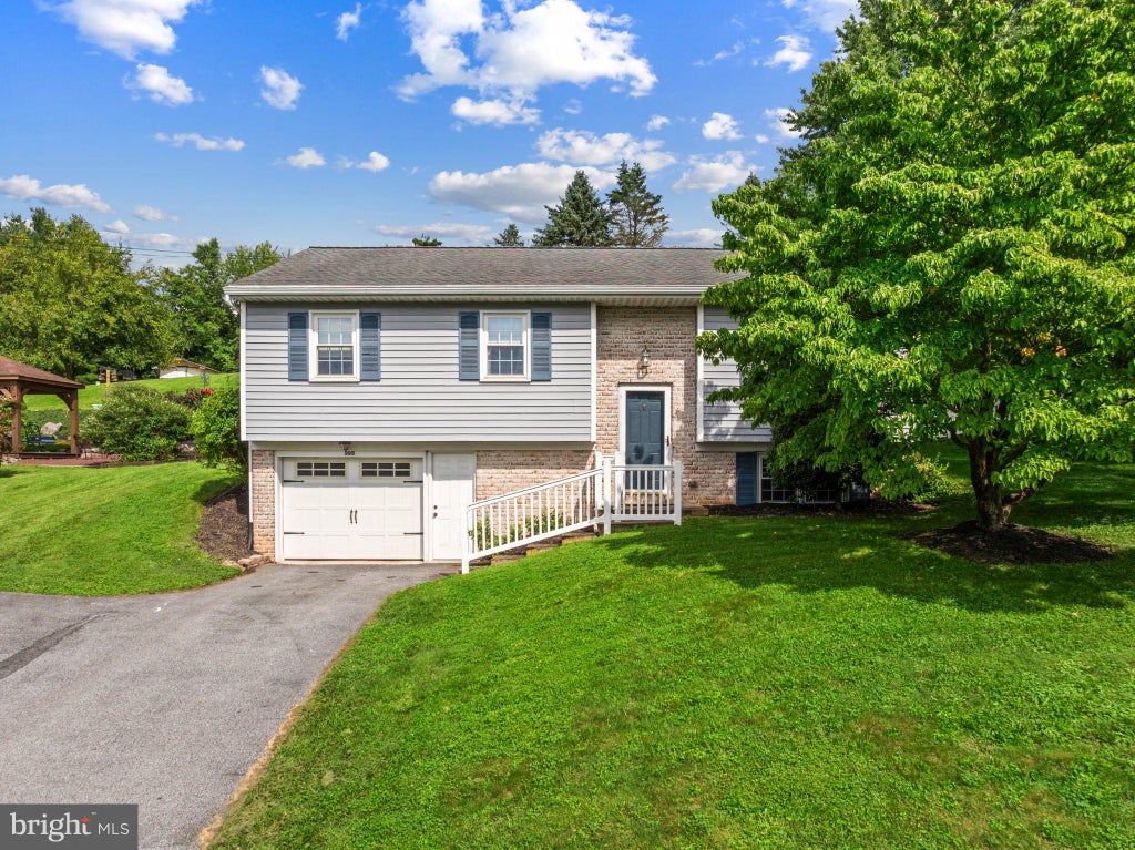 Photo of 999 White Oak Road, MANHEIM, PA 17545 (MLS # PALA2095004)