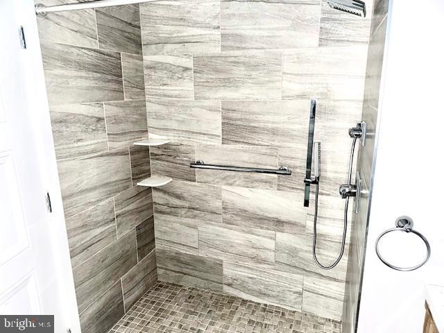 QUEEN VILLAGE - Residential