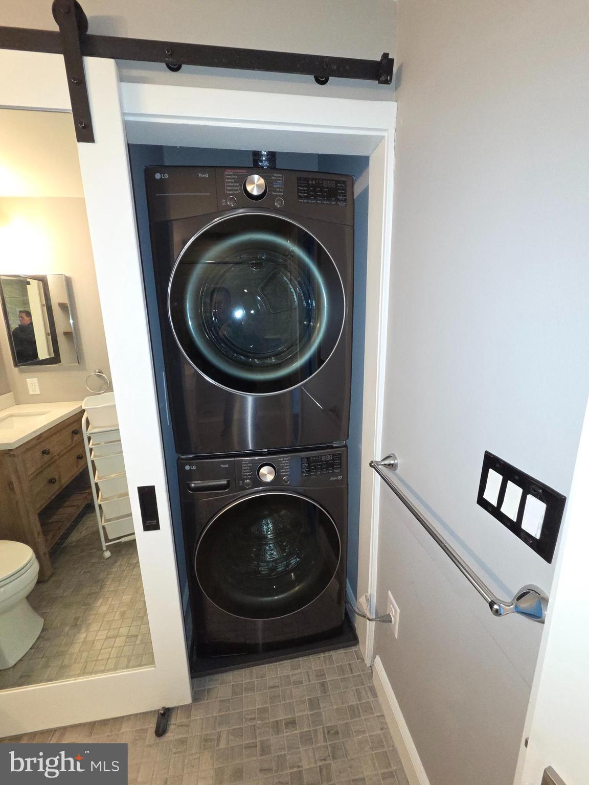 QUEEN VILLAGE - Residential