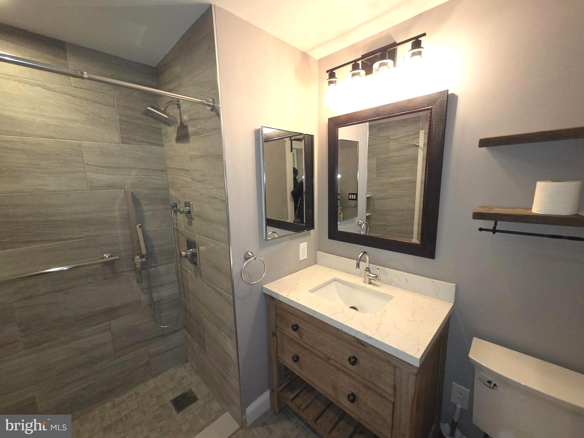 QUEEN VILLAGE - Residential