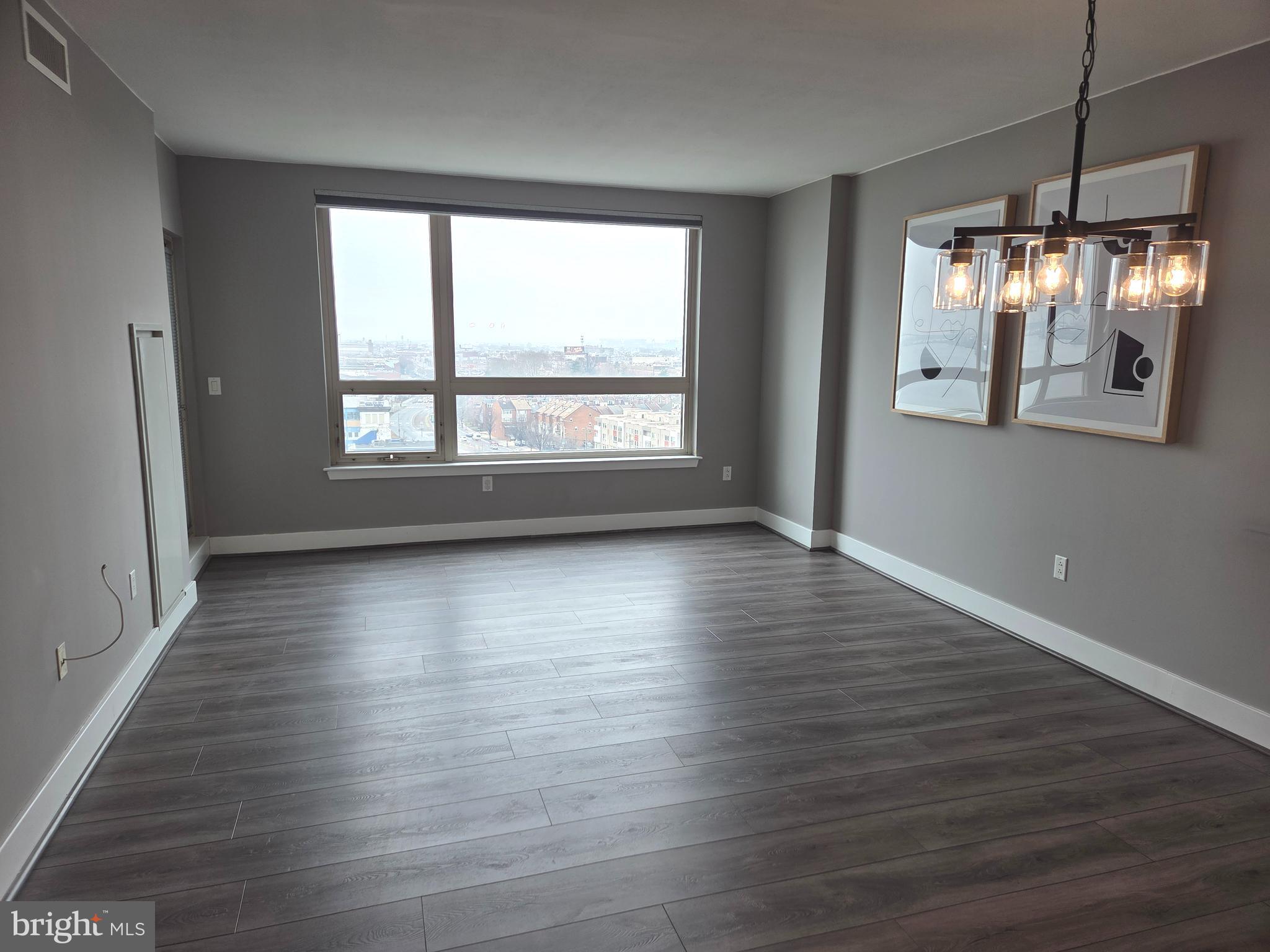 QUEEN VILLAGE - Residential