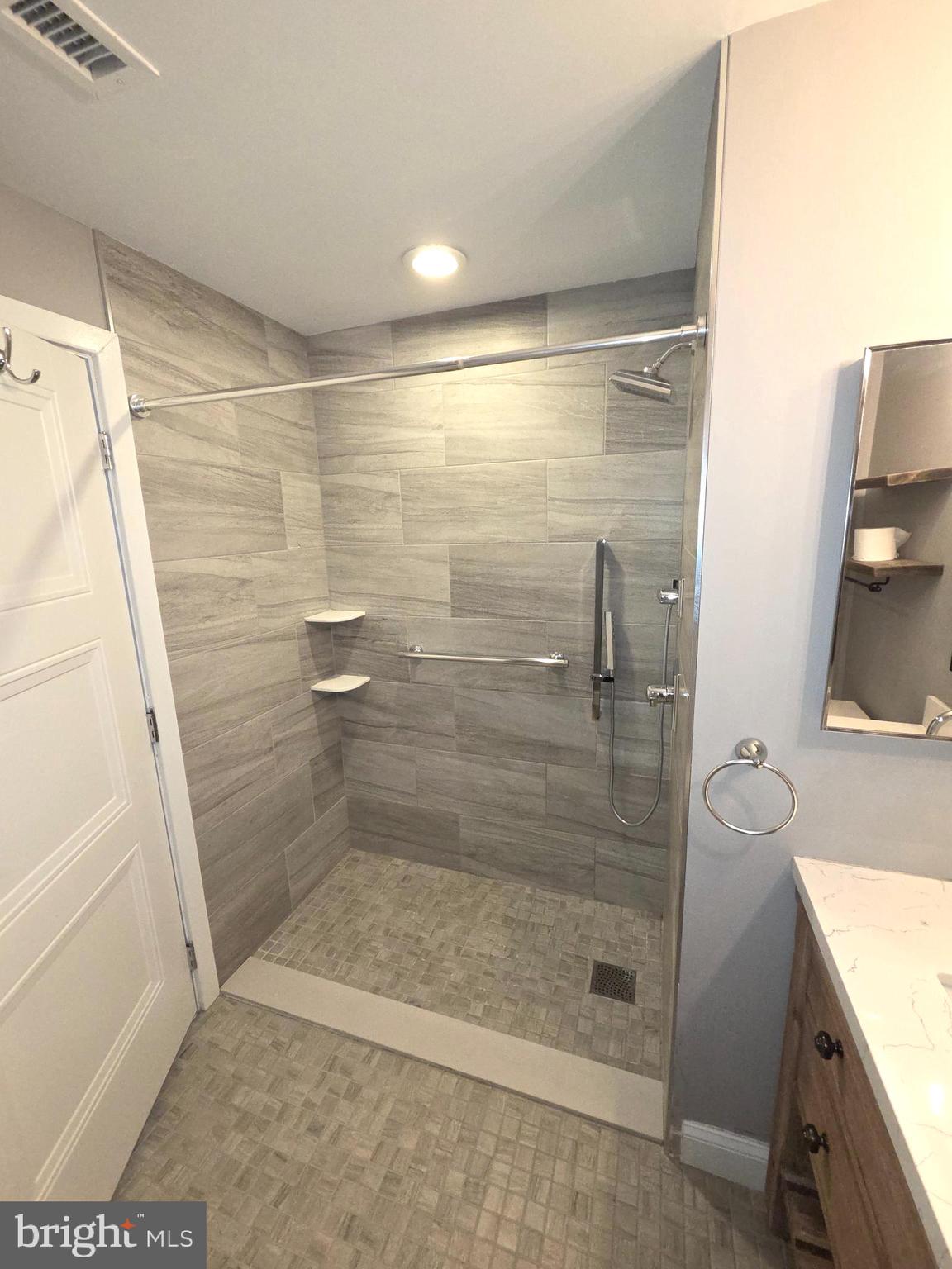 QUEEN VILLAGE - Residential