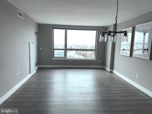 QUEEN VILLAGE - Residential