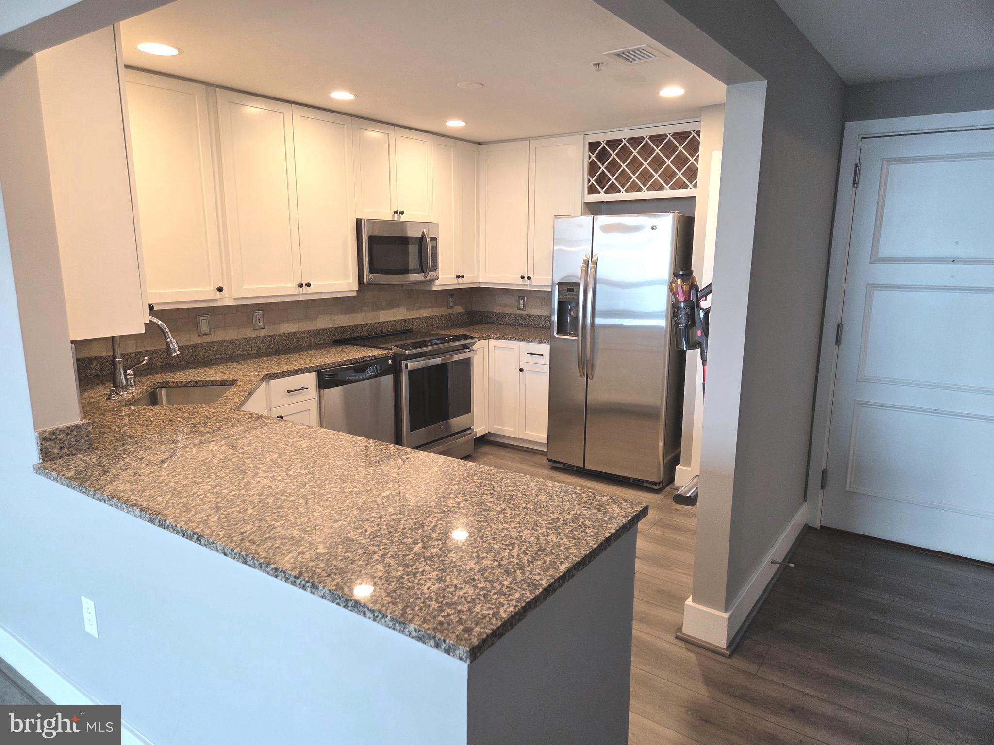 QUEEN VILLAGE - Residential