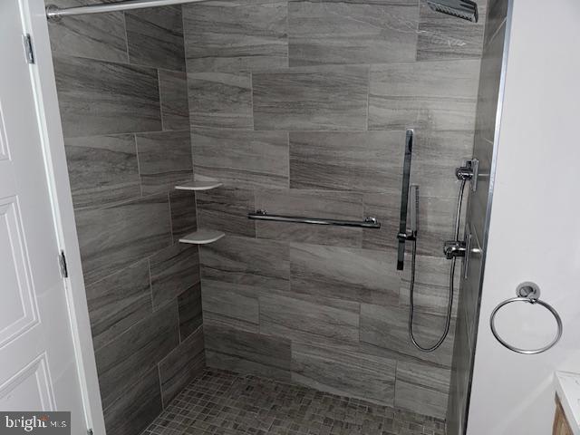 QUEEN VILLAGE - Residential