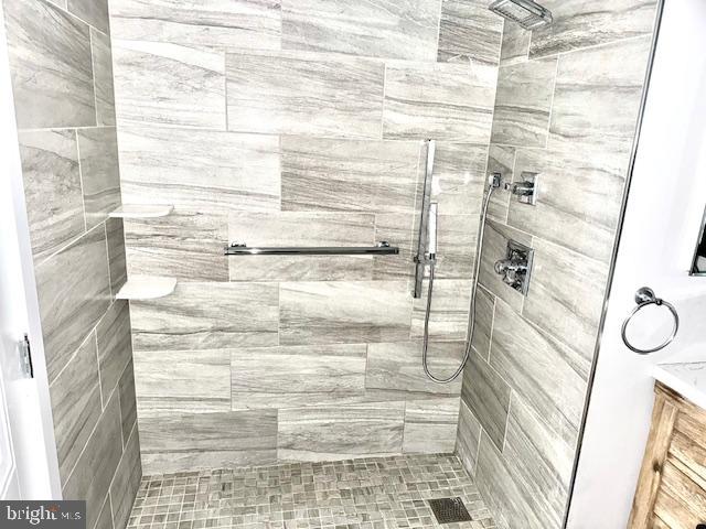 QUEEN VILLAGE - Residential