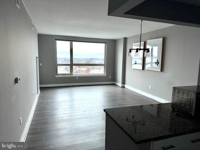 QUEEN VILLAGE - Residential