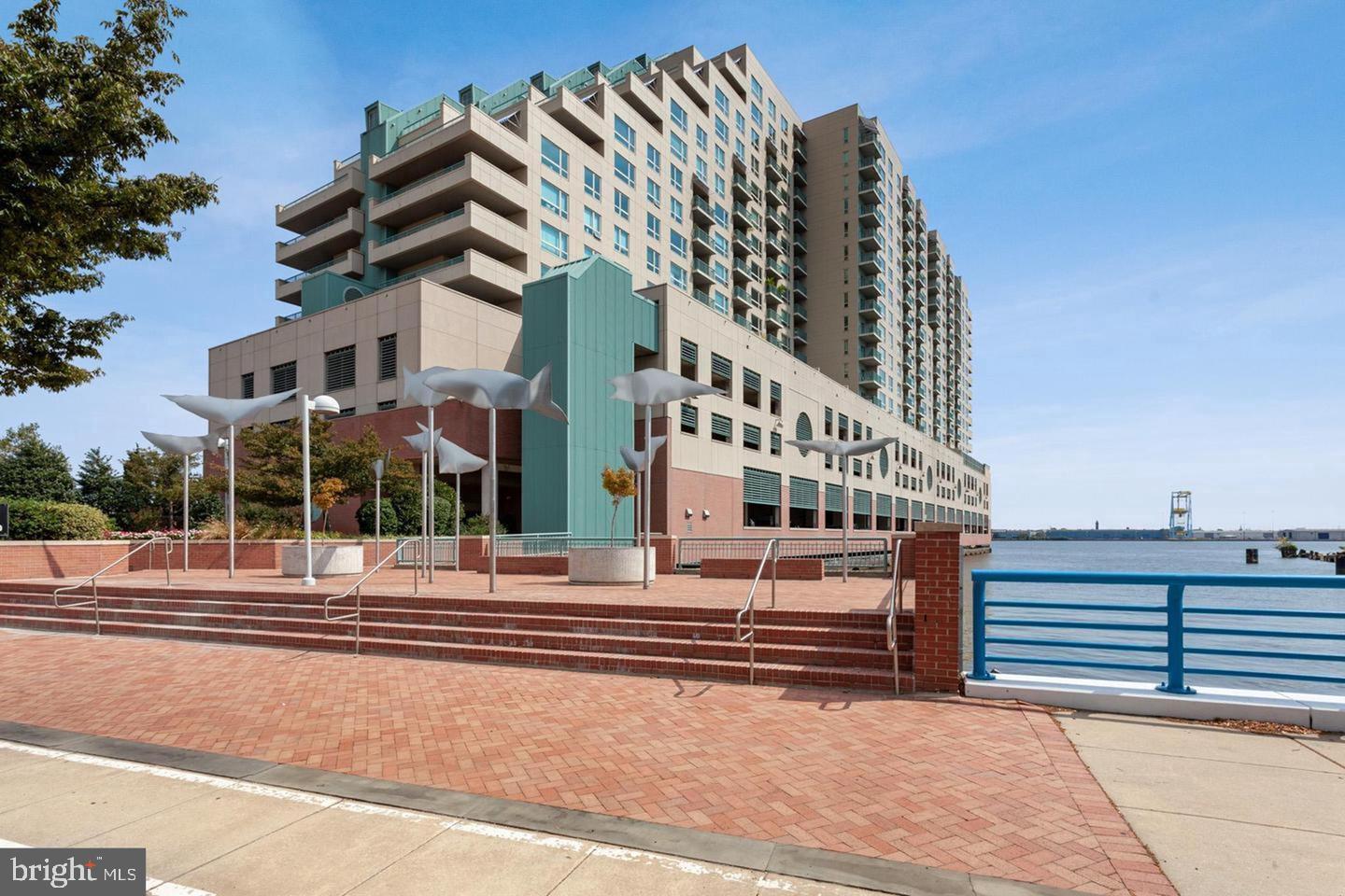 QUEEN VILLAGE - Residential