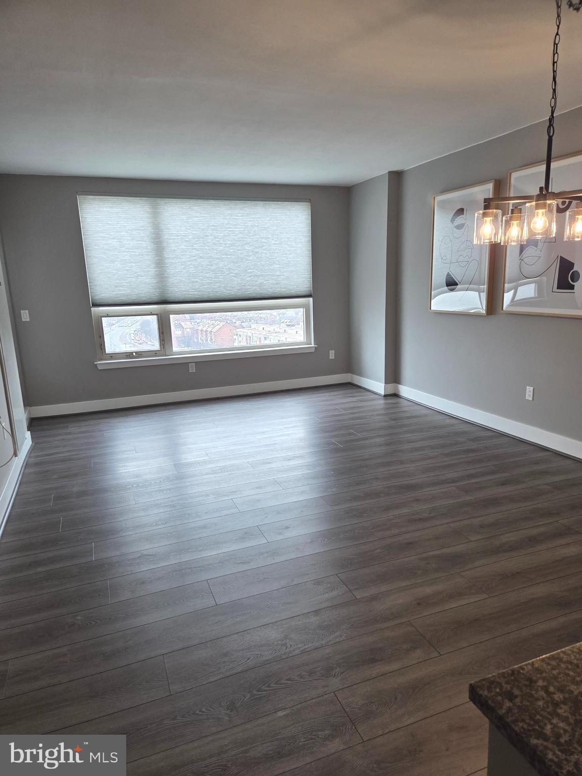 QUEEN VILLAGE - Residential