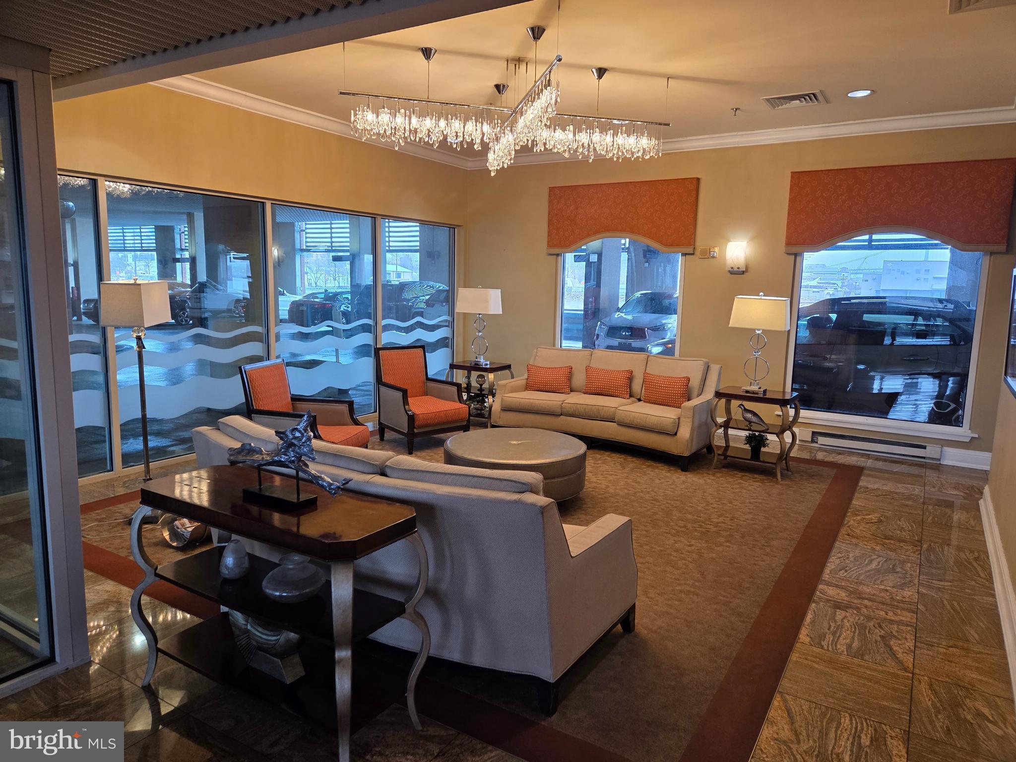 QUEEN VILLAGE - Residential