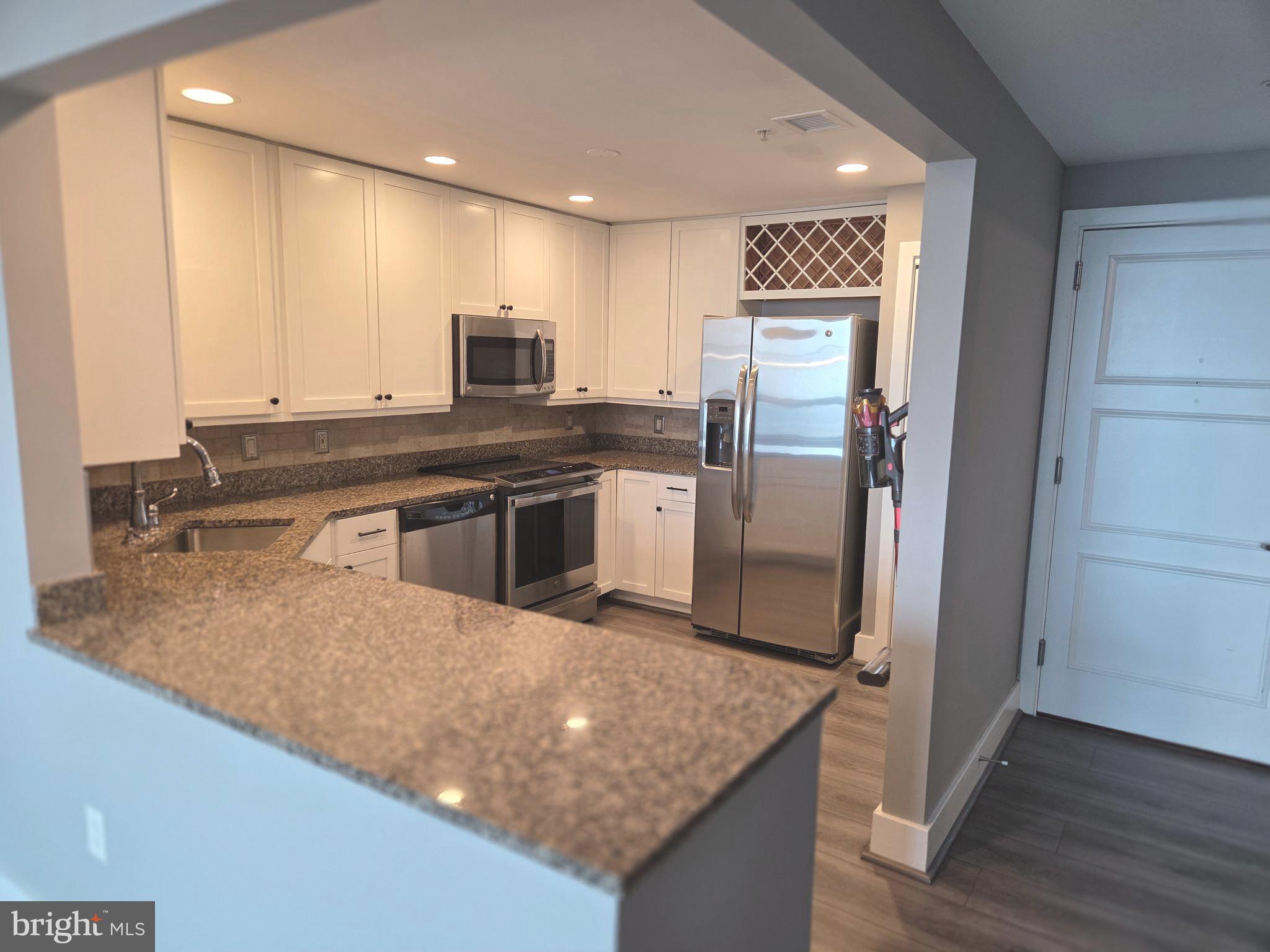 QUEEN VILLAGE - Residential