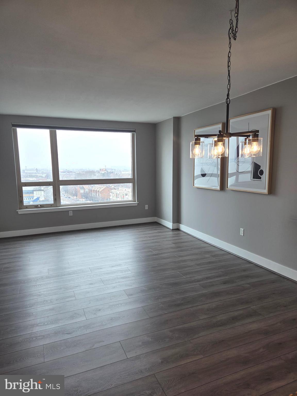 QUEEN VILLAGE - Residential