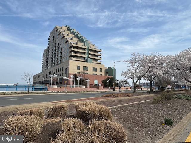 QUEEN VILLAGE - Residential