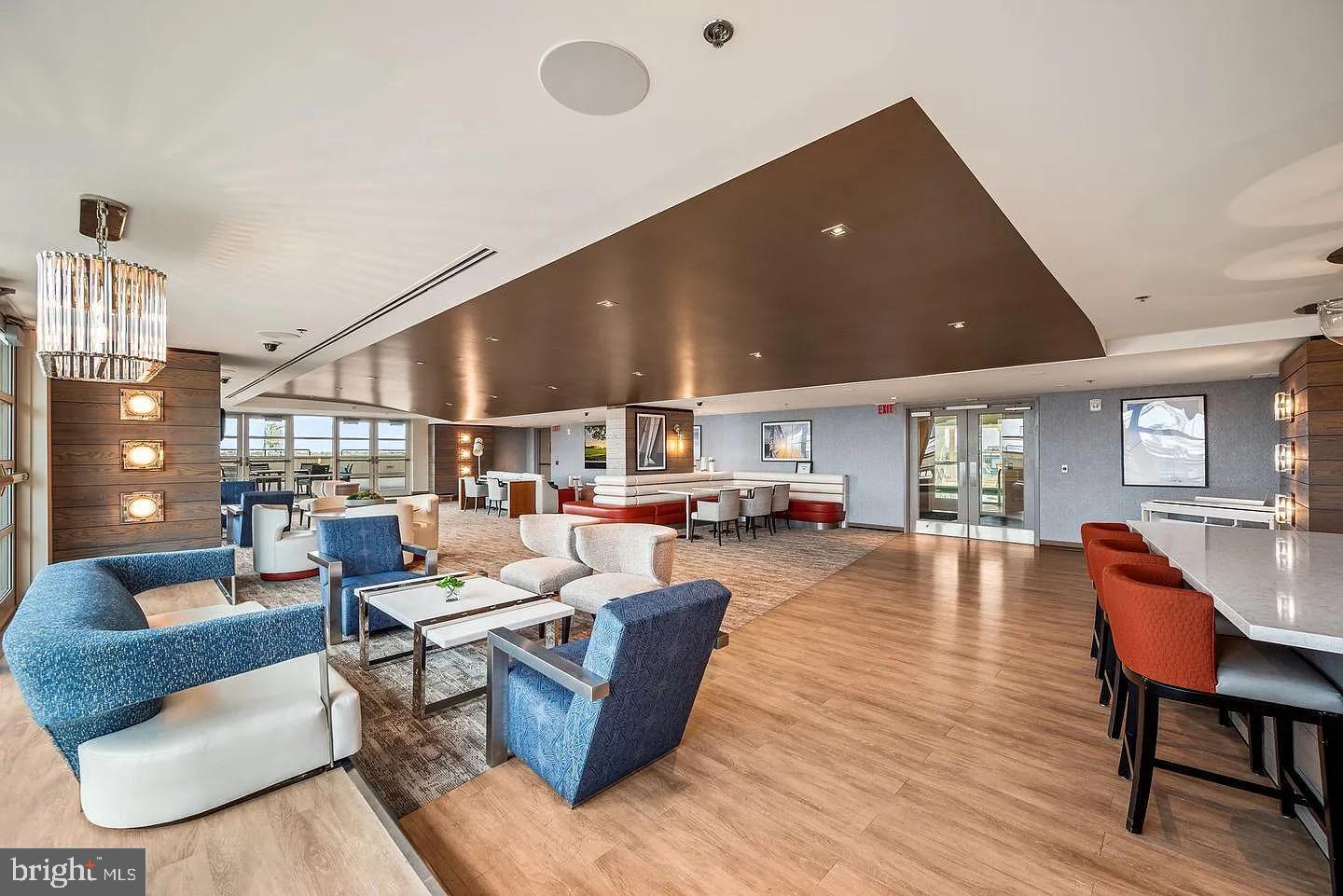 QUEEN VILLAGE - Residential