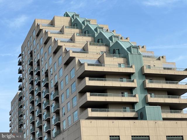 QUEEN VILLAGE - Residential