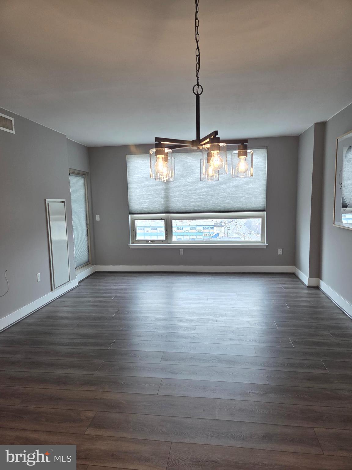 QUEEN VILLAGE - Residential