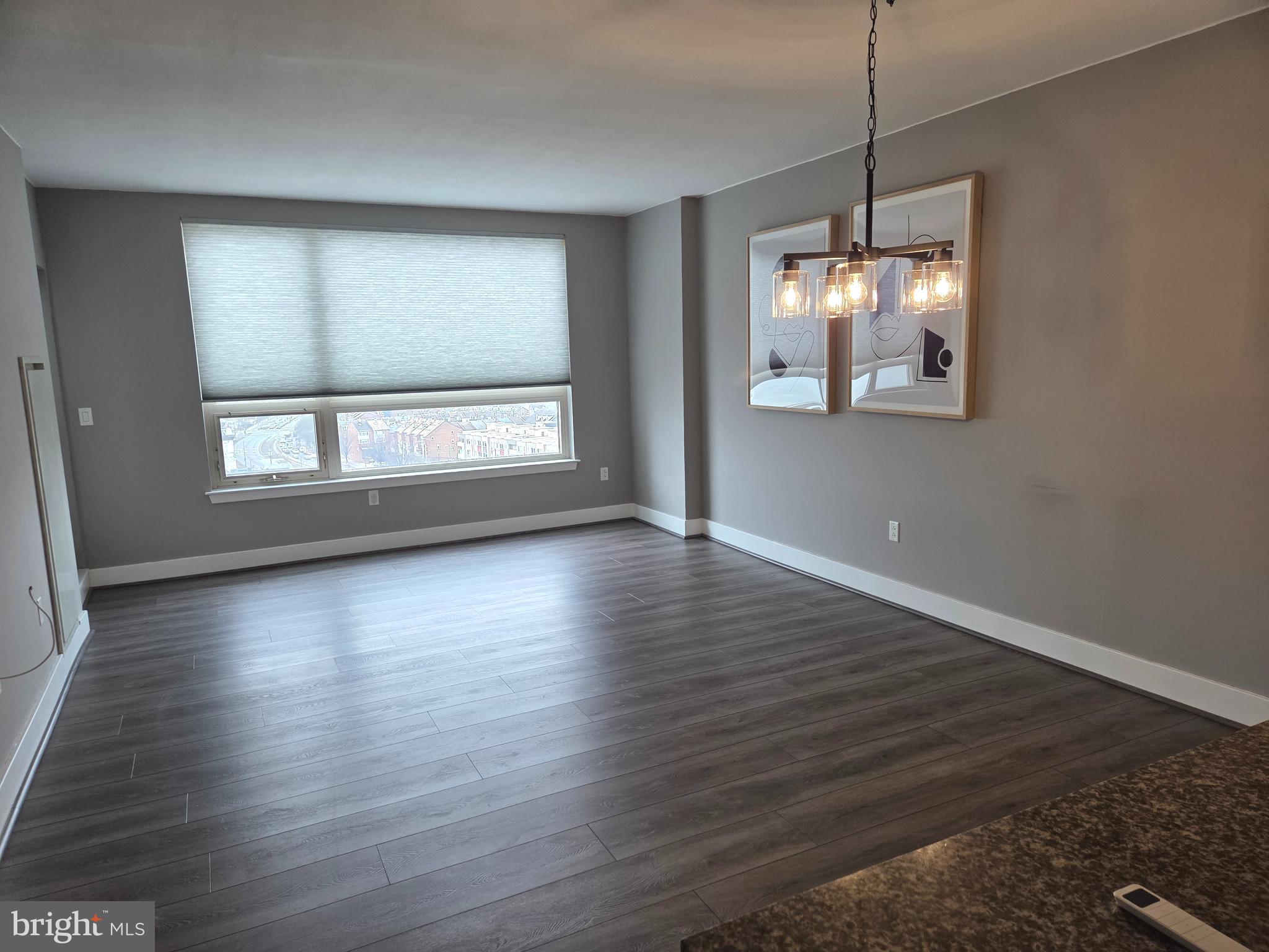 QUEEN VILLAGE - Residential