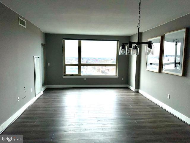 QUEEN VILLAGE - Residential