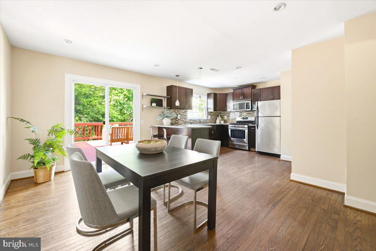 DUMONT OAKS - Residential