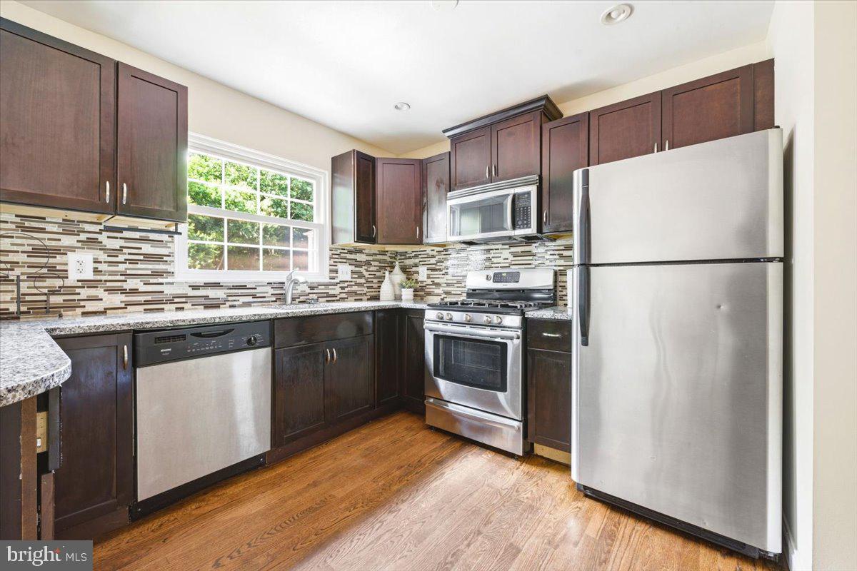 DUMONT OAKS - Residential