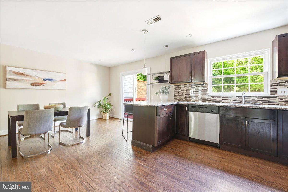 DUMONT OAKS - Residential