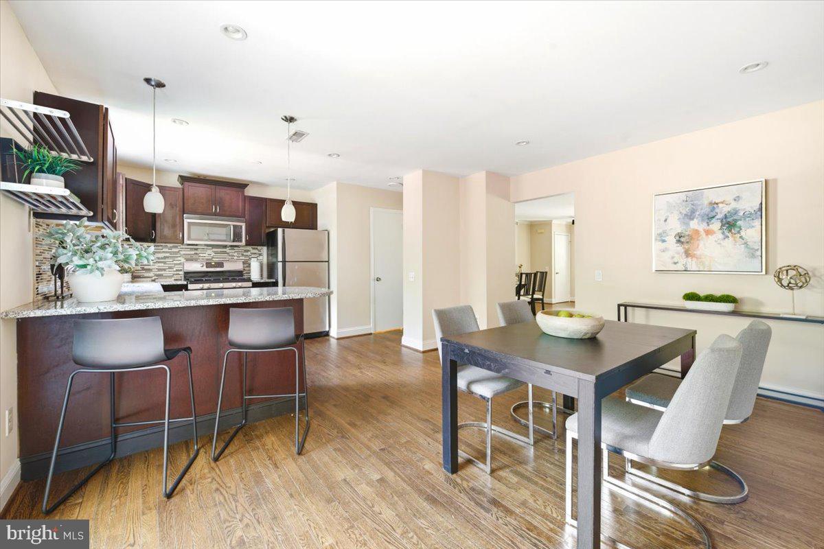 DUMONT OAKS - Residential