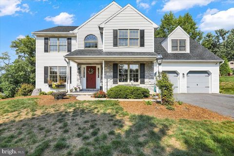 Photo of 8 Silver Drive, Elizabethtown, PA 17022 (MLS # PALA2056194)