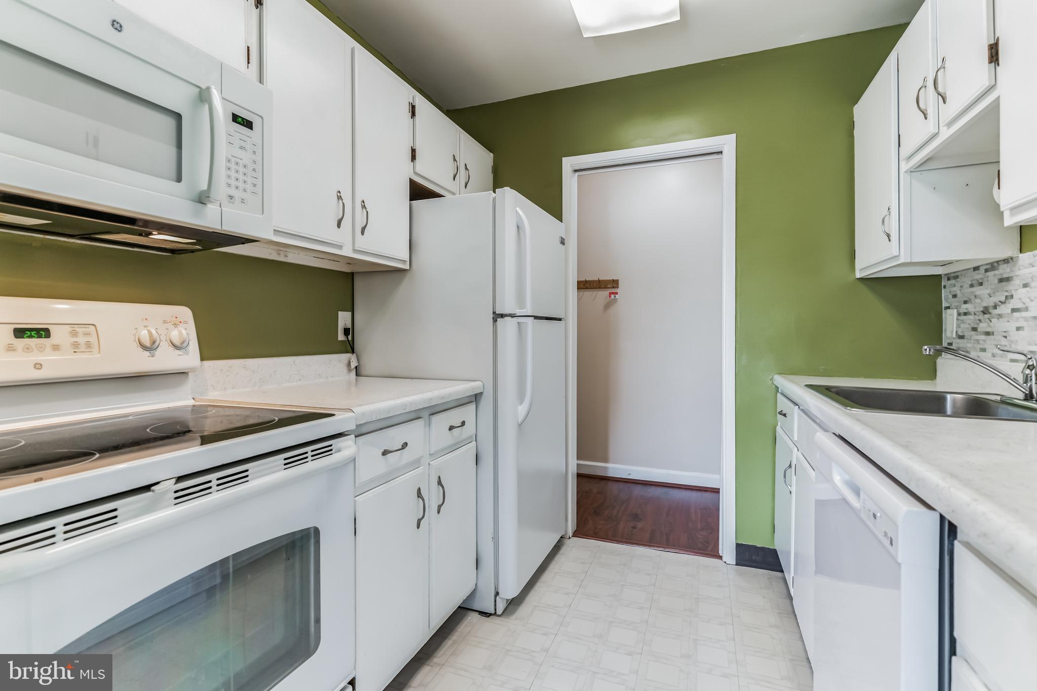 SUMMERTREE CONDO APTS - Residential