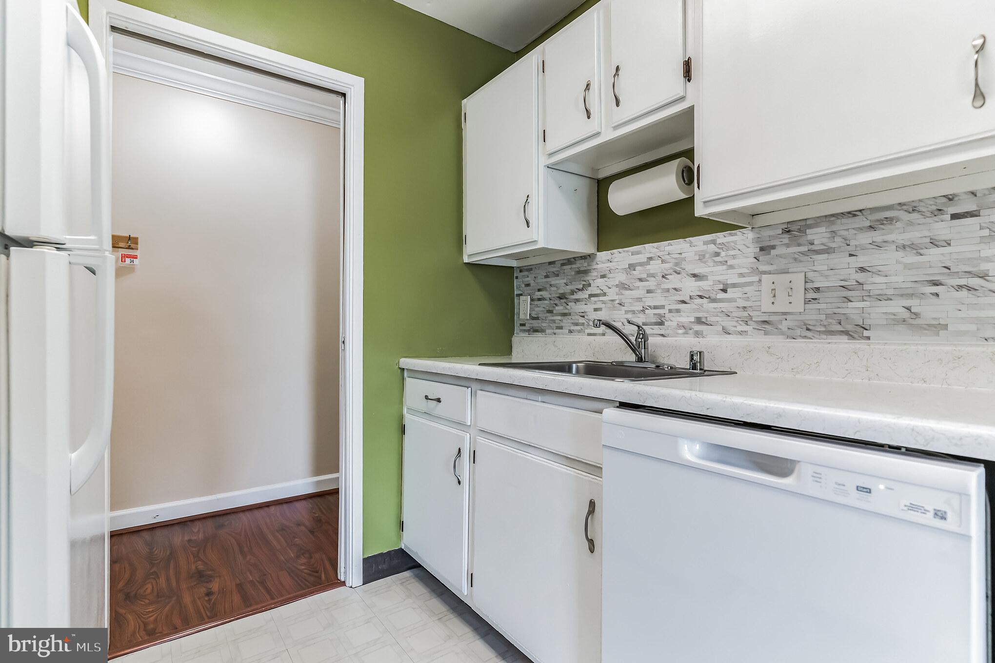 SUMMERTREE CONDO APTS - Residential