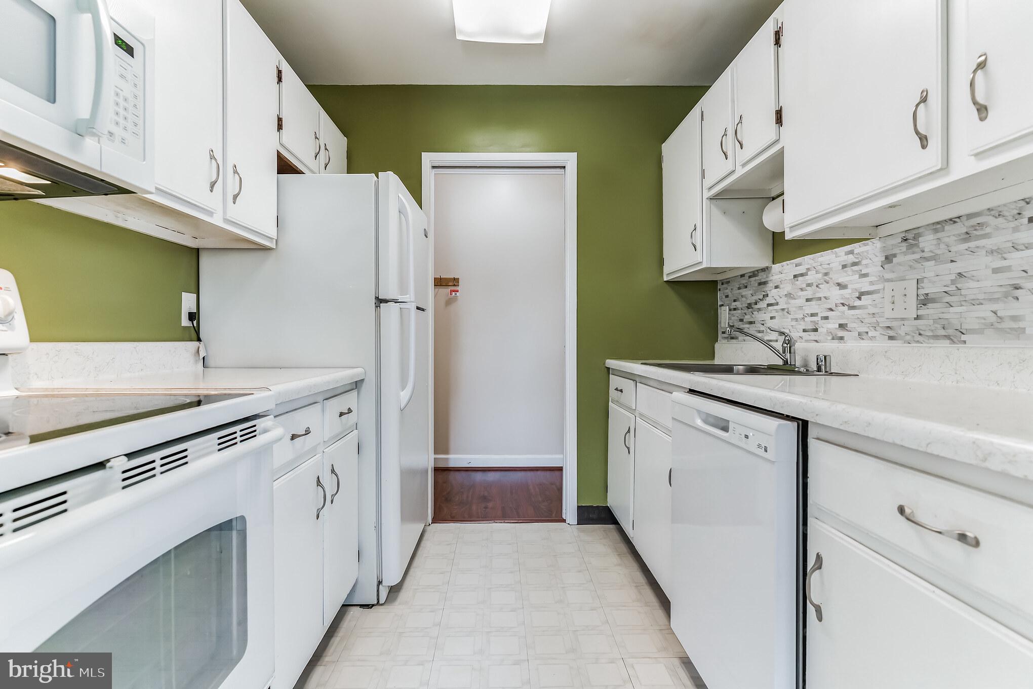 SUMMERTREE CONDO APTS - Residential