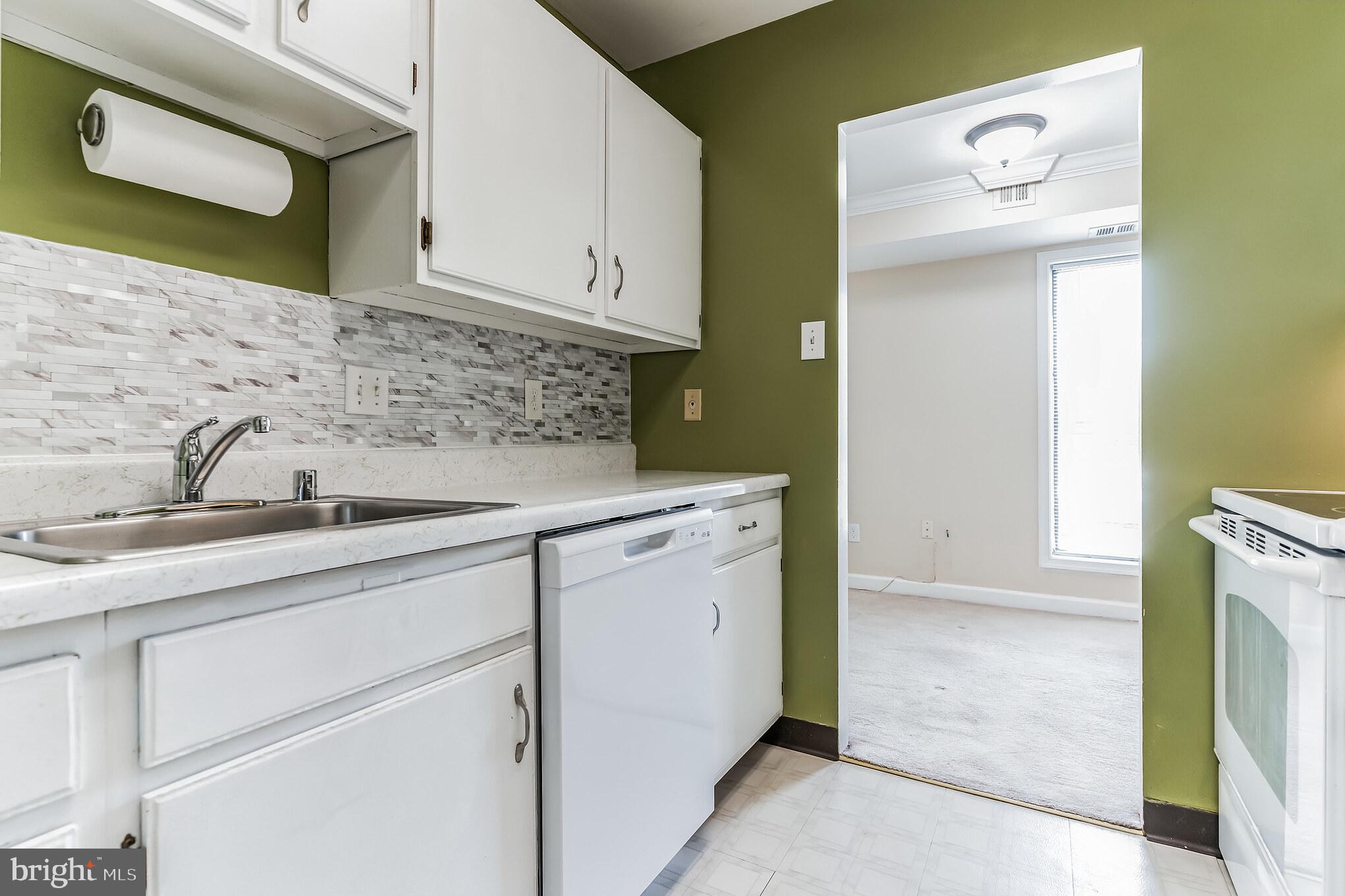 SUMMERTREE CONDO APTS - Residential