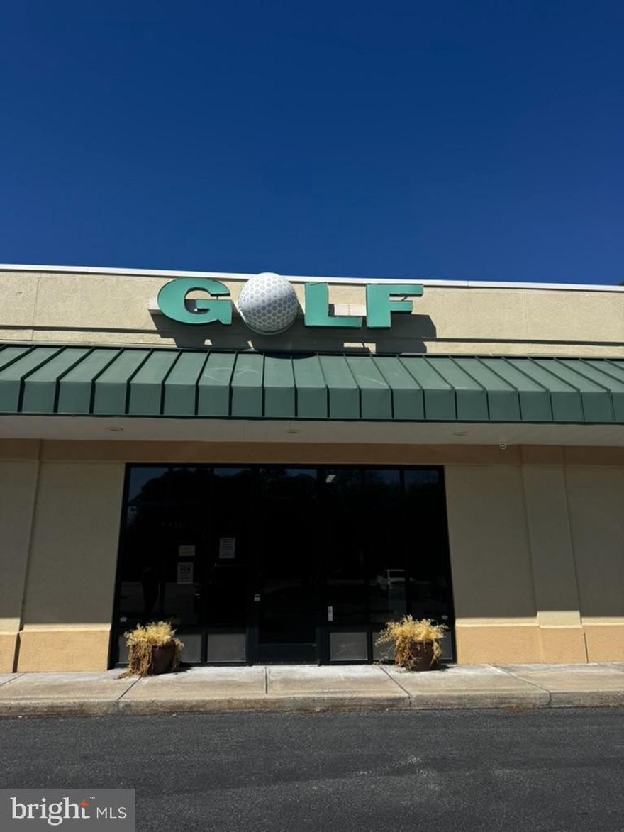 Great Location!! 
Located right off of 611, with prominent signage for great exposure, this building can be used for multiple purposes It was currently a retail store. Bring your business to life here!