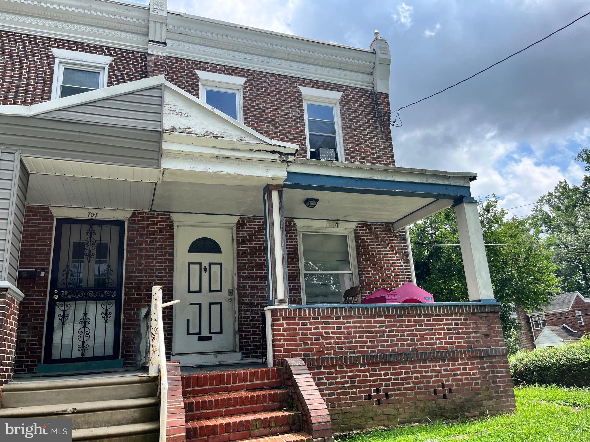3 bedroom 1 bath home in a beautiful street, home is situated on a large lot, home need updating thru out, this home is perfect for the investor or handyman, there is instant equity in this one.