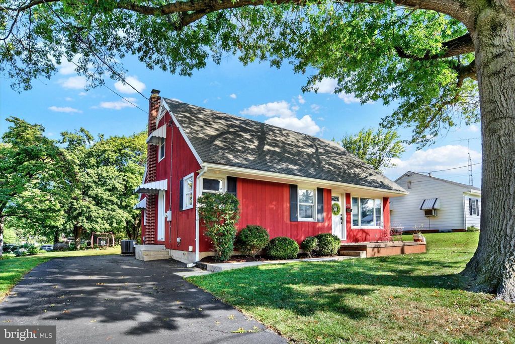 Photo of 435 SNYDER AVE, ELIZABETHTOWN, PA 17022 (MLS # PALA2039986)