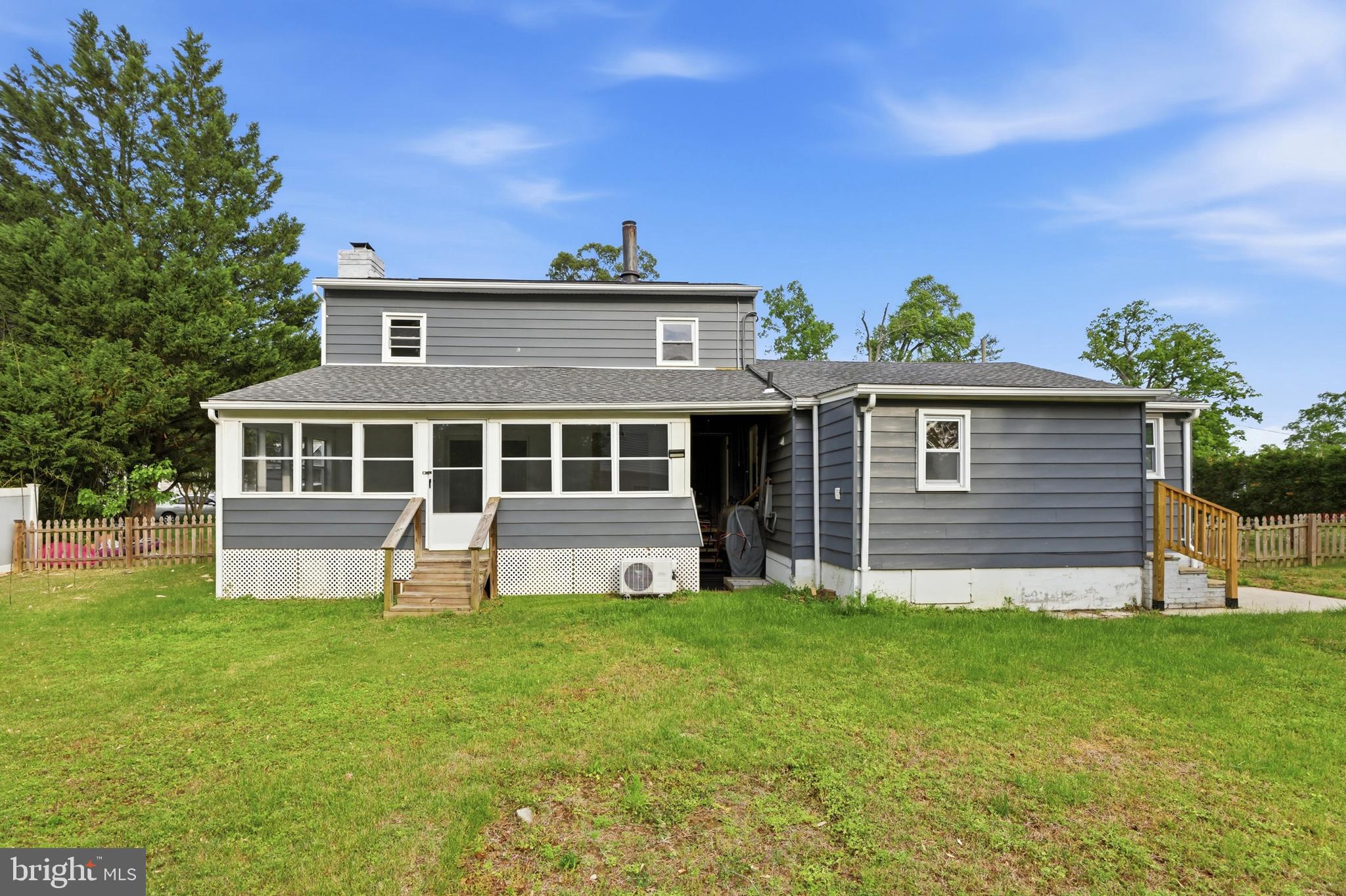 WOODLAND BEACH - Residential