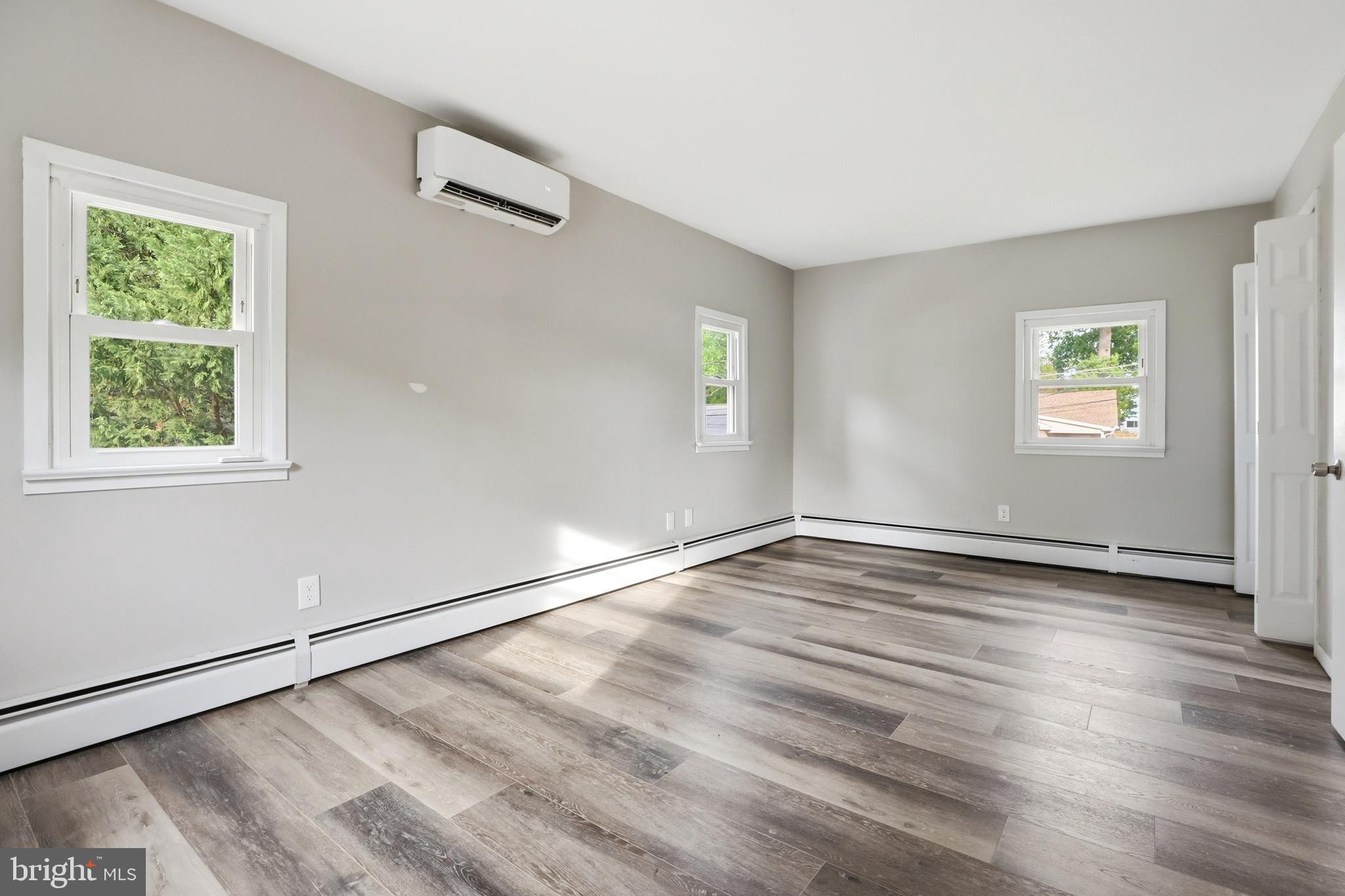 WOODLAND BEACH - Residential